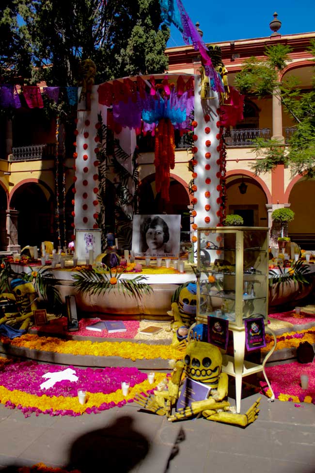 Altar de dedicado a la Dra. María de Jesús Uresti